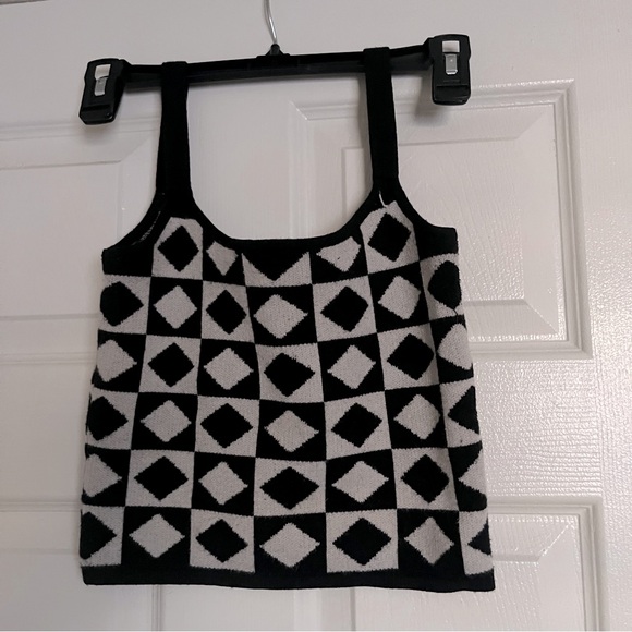 Sweater Tank with Black and White Diamond Pattern - Picture 3 of 5